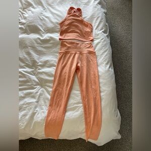 Beyond Yoga leggings and sports bra set - Color Peach